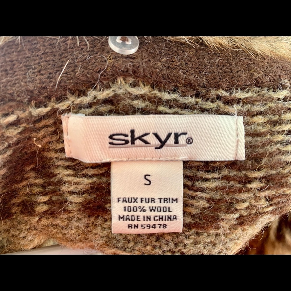 Skyr Women’s Wool Sweater w/ Faux Fur Trim Option - Picture 4 of 5
